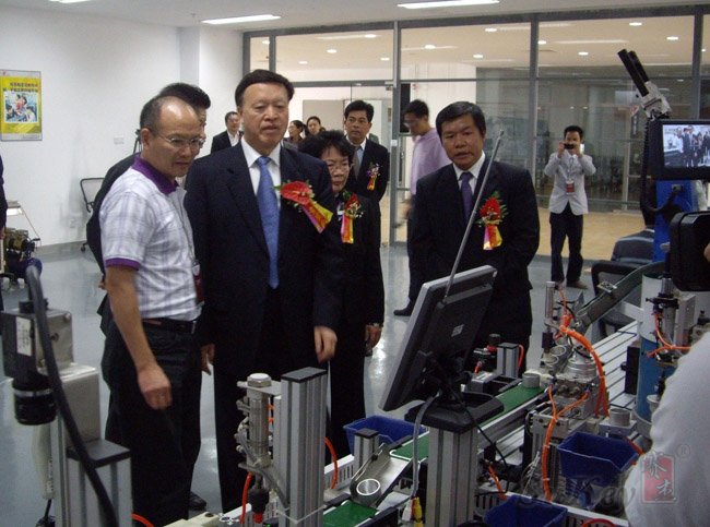 2010年11月8日肖志恒副省长亲临广东省职业技能鉴定指导中心南海基地视察。我们为基地建设的实训室和配套提供的“可编程序控制系统设计师”鉴定设备。