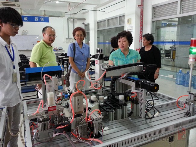 上图为：中心主任为中国机械工业联合会李玲玲处长介绍二级设备。